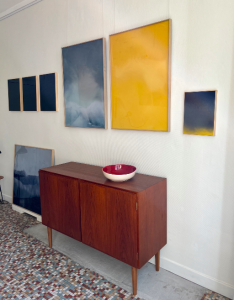 galerie paris paintures sur plexi souleurs jaune orange gris meuble scandinave enfilade teck batignolles