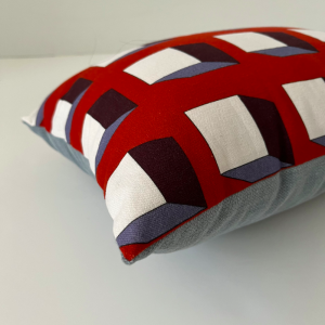 coussins à carreaux rouge gris blanc motifs cubes blanc bordeaux aubergine coin